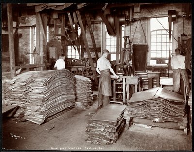 Innenansicht von drei Männern, die mit Leder und schwerem Gerät in der New York Leather Belting Co., New York, 1905 arbeiten von Byron Company